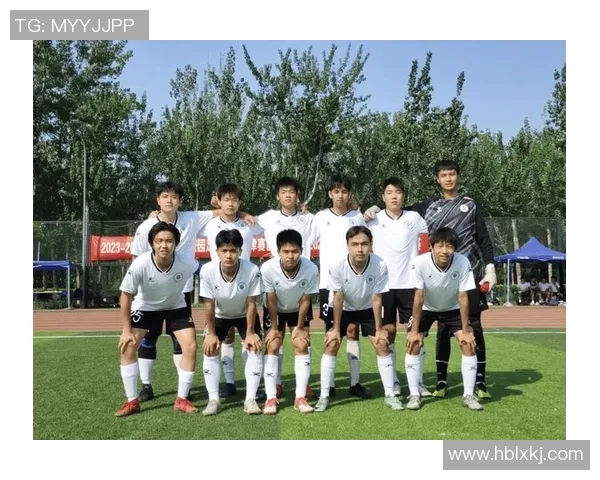 大学足球明星展现青春风采穿越球场激情与梦想交织的瞬间