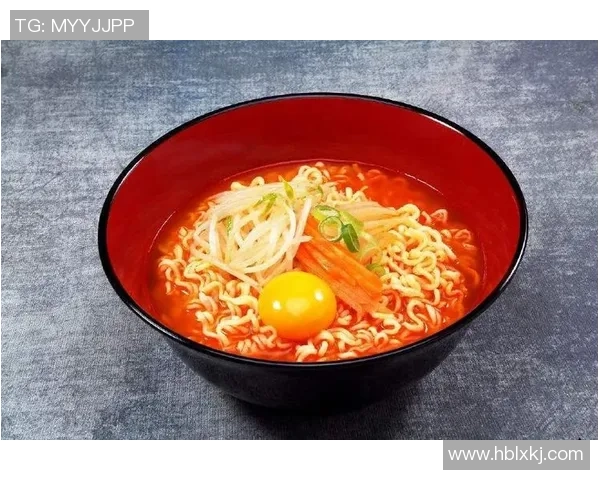 足球明星品尝中国泡面引发热议网友纷纷点赞其独特美食选择